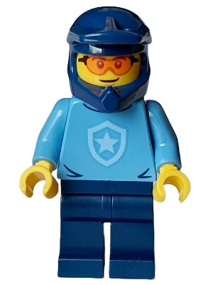 LEGO cty1570 - Policie - Městský policista, Středně modré tričko s odznakem, Tmavě modré nohy, Tmavě modrá helma na terénní motorku, Ochranné brýle