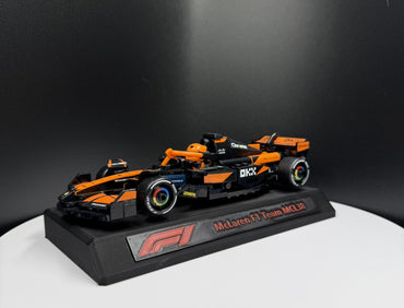 LEGO Speed Champions F1 stojan s týmovou jmenovkou